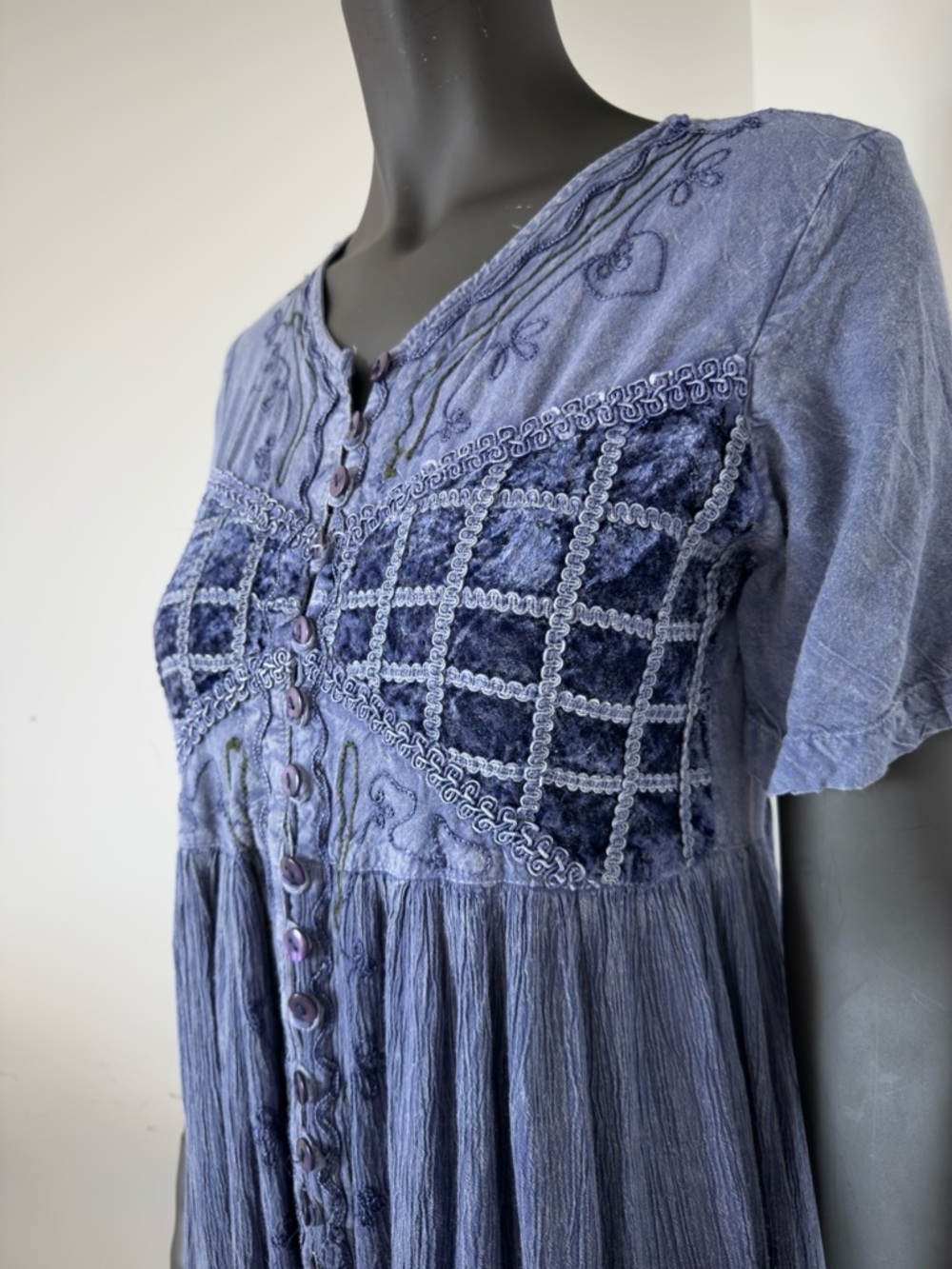 298. VTG Blue Embroidered Button-Front Velour Women's Dress - Picture 2 of 11